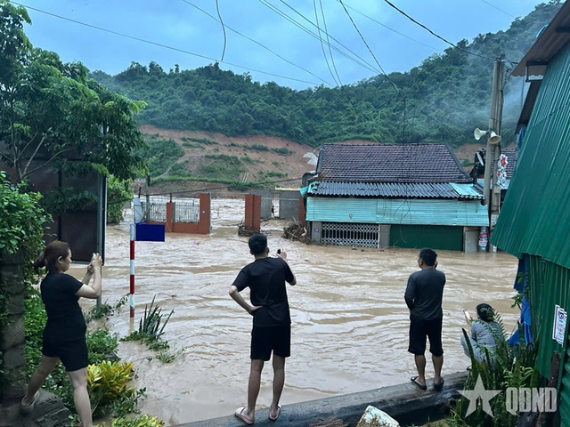 Lũ lên quá nhanh, xã Mường Xén, tỉnh Nghệ An chìm trong biển nước  - Ảnh 2.