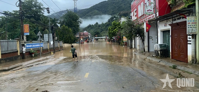 Lũ lên quá nhanh, xã Mường Xén, tỉnh Nghệ An chìm trong biển nước  - Ảnh 4.