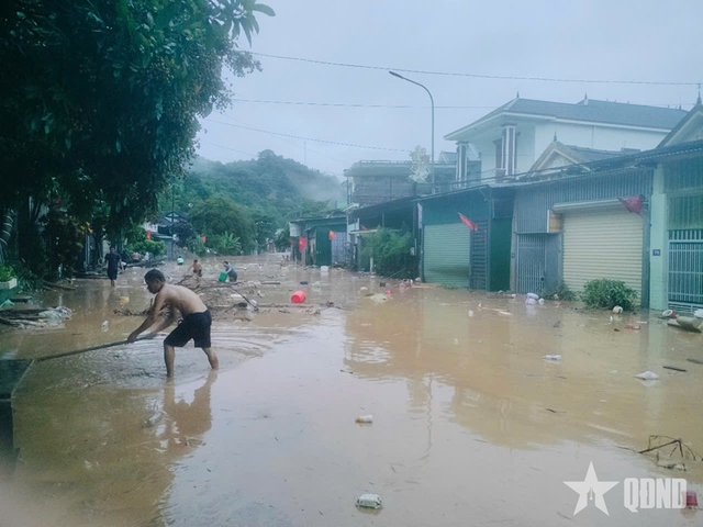 Lũ lên quá nhanh, xã Mường Xén, tỉnh Nghệ An chìm trong biển nước  - Ảnh 6.