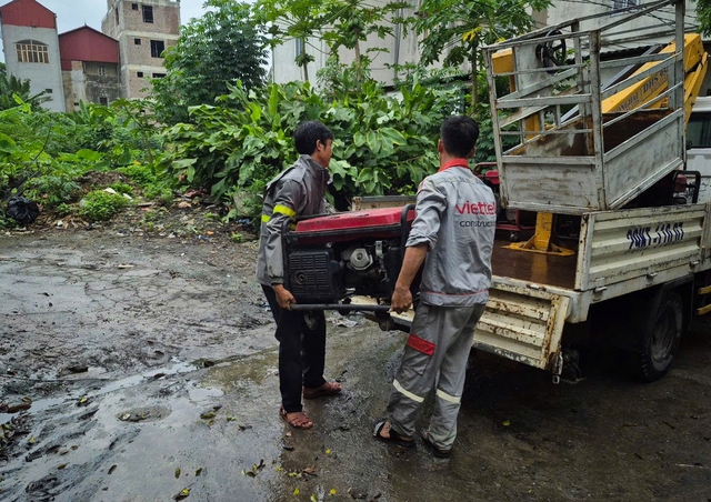 Viettel đảm bảo sóng viễn thông tại khu vực ngập lụt ở Nghệ An - Ảnh 1.