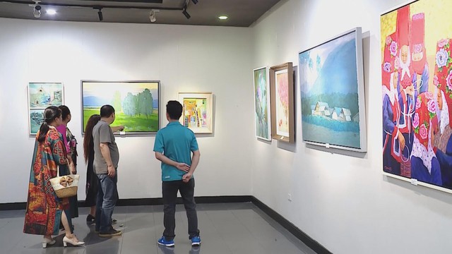 "Hành trình 6": Dệt nắng gió quê hương qua mỗi nét cọ - Ảnh 2.