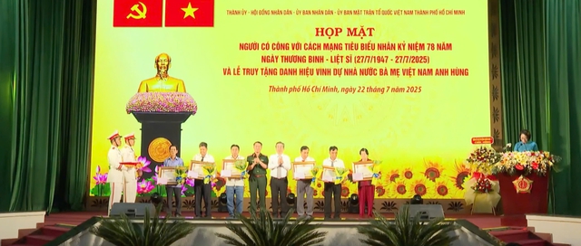 TP.HCM tri ân người có công, truy tặng 6 Bà mẹ Việt Nam Anh hùng - Ảnh 1.