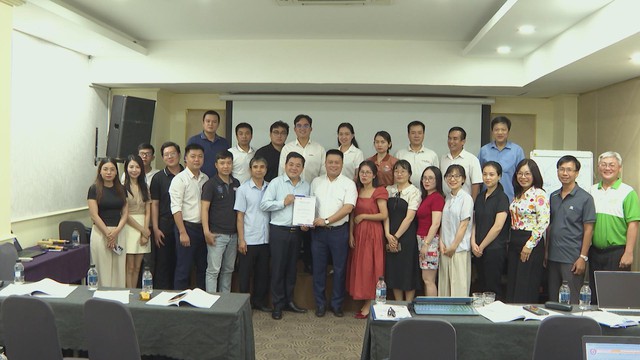 Trao chứng nhận khóa đào tạo chuyên gia nhãn điện tử và hộ chiếu số - Ảnh 3.