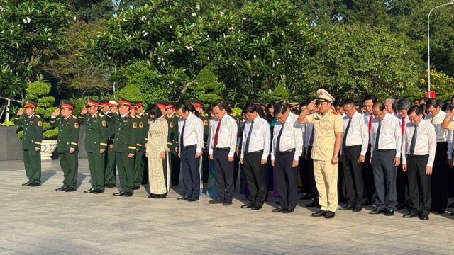 TP.HCM dâng hương tri ân: Khắc ghi 78 năm hy sinh vì độc lập   - Ảnh 1.