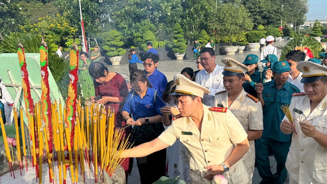 TP.HCM dâng hương tri ân: Khắc ghi 78 năm hy sinh vì độc lập   - Ảnh 2.