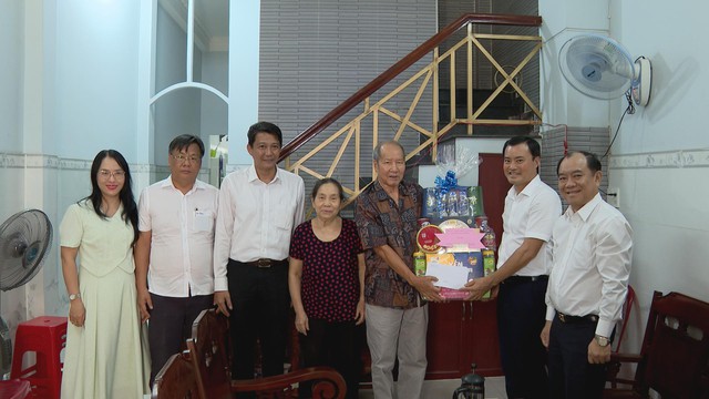 Lãnh đạo TP.HCM thăm và tặng quà gia đình chính sách - Ảnh 2.