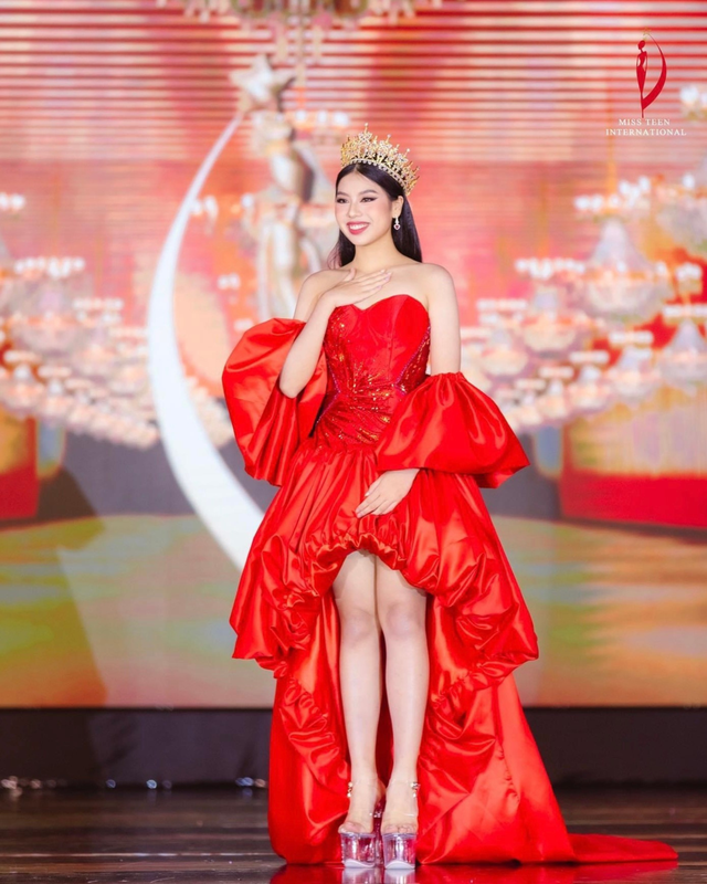 Ngô Ngọc Gia Hân "cởi bỏ" vương miện để vững vàng cầm mic - Ảnh 1.