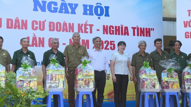 Ấm áp ngày hội "Khu dân cư đoàn kết - nghĩa tình" tại phường Phú Định - Ảnh 1.