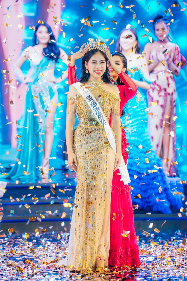 Ngô Ngọc Gia Hân "cởi bỏ" vương miện để vững vàng cầm mic - Ảnh 2.