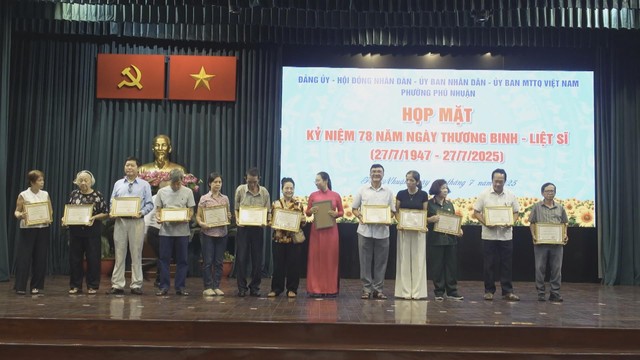 Phường Phú Nhuận họp mặt các gia đình chính sách tiêu biểu - Ảnh 2.