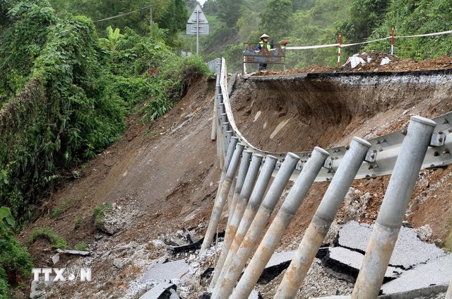 Hàng chục điểm sạt lở trên tuyến đường độc đạo lên Cửa khẩu Quốc tế Nậm Cắn - Ảnh 10.