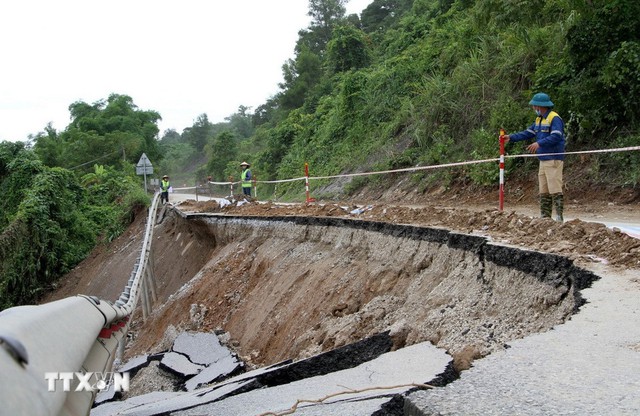 Hàng chục điểm sạt lở trên tuyến đường độc đạo lên Cửa khẩu Quốc tế Nậm Cắn - Ảnh 2.