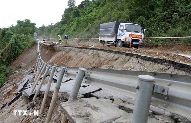 Hàng chục điểm sạt lở trên tuyến đường độc đạo lên Cửa khẩu Quốc tế Nậm Cắn - Ảnh 1.