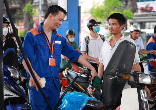 Bán xăng E10 từ 1.8.2025, nhiều người sẵn sàng tiên phong sử dụng - Ảnh 1.