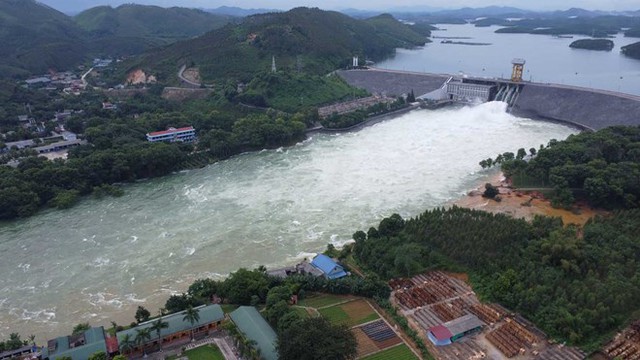 Lệnh mở 2 cửa xả mặt hồ thủy điện Thác Bà chiều nay, 4 tỉnh thành phải đảm bảo an toàn - Ảnh 1.