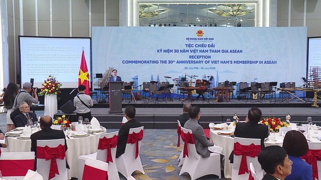 Tiệc chiêu đãi kỷ niệm 30 năm Việt Nam tham gia ASEAN: Hành trình gắn kết và đóng góp vì cộng đồng khu vực - Ảnh 2.