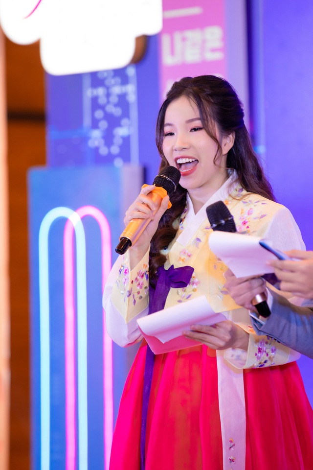Thanh Hằng nỗ lực với hành trình MC tam ngữ - Ảnh 1.
