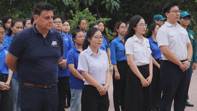 Thắp nến tri ân các anh hùng liệt sĩ tại Khu di tích lịch sử Kho bom Phú Thọ Hòa - Ảnh 2.