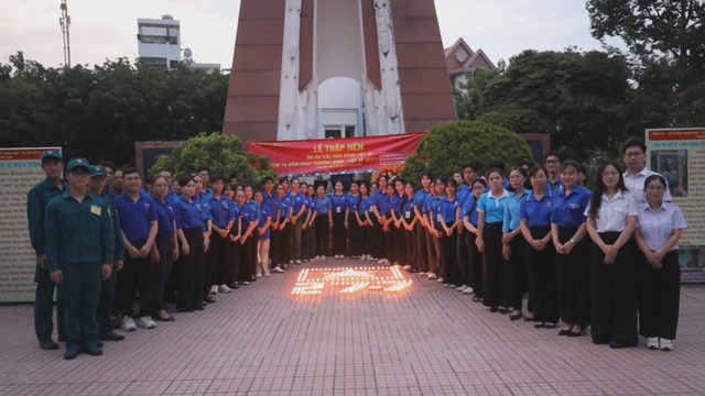Thắp nến tri ân các anh hùng liệt sĩ tại Khu di tích lịch sử Kho bom Phú Thọ Hòa - Ảnh 5.