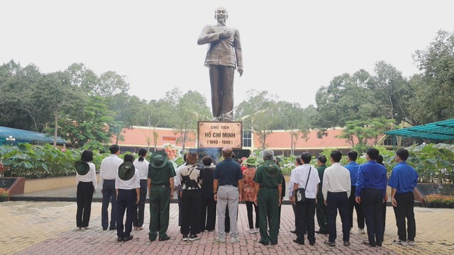 Hành trình văn hóa tri ân tại “Đất thép” Củ Chi của Câu lạc bộ Truyền thống Kháng chiến phường Tân Sơn Nhất - Ảnh 3.