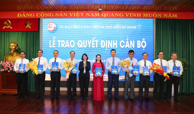 UBND TP.HCM trao các quyết định cán bộ- Ảnh 3. UBND TP.HCM trao các quyết định cán bộ- Ảnh 3.
