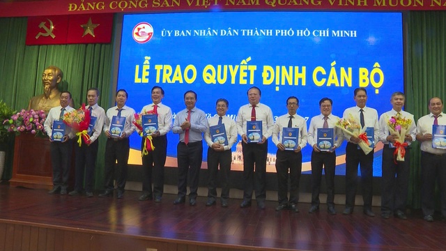 UBND TP.HCM trao các quyết định cán bộ- Ảnh 4. UBND TP.HCM trao các quyết định cán bộ- Ảnh 4.