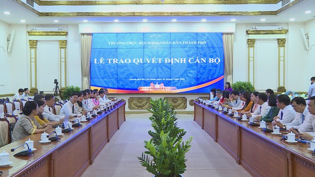 TP.HCM trao quyết định cán bộ cho Đoàn ĐBQH và HĐND thành phố- Ảnh 1. TP.HCM trao quyết định cán bộ cho Đoàn ĐBQH và HĐND thành phố- Ảnh 1.