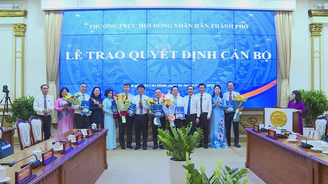 TP.HCM trao quyết định cán bộ cho Đoàn ĐBQH và HĐND thành phố- Ảnh 2. TP.HCM trao quyết định cán bộ cho Đoàn ĐBQH và HĐND thành phố- Ảnh 2.