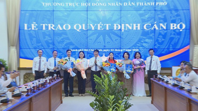 TP.HCM trao quyết định cán bộ cho Đoàn ĐBQH và HĐND thành phố- Ảnh 3. TP.HCM trao quyết định cán bộ cho Đoàn ĐBQH và HĐND thành phố- Ảnh 3.