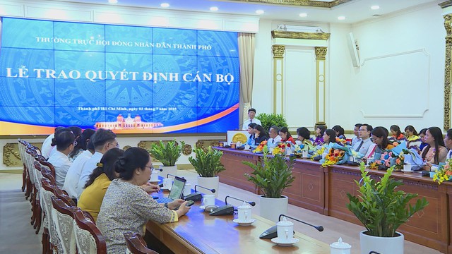 TP.HCM trao quyết định cán bộ cho Đoàn ĐBQH và HĐND thành phố- Ảnh 4. TP.HCM trao quyết định cán bộ cho Đoàn ĐBQH và HĐND thành phố- Ảnh 4.