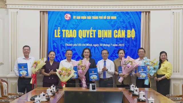 TP.HCM trao quyết định nghỉ hưu trước tuổi cho nhiều cán bộ chủ chốt - Ảnh 1.