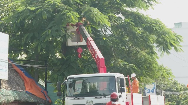 Ngành điện TP.HCM chủ động ứng phó thiên tai, đảm bảo cấp điện ổn định mùa mưa bão - Ảnh 1.