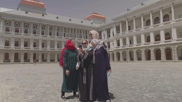 Ngày càng nhiều phụ nữ Afghanistan làm hướng dẫn viên du lịch - Ảnh 1.