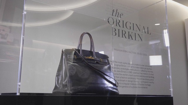 Đấu giá chiếc túi quý hiếm của nữ ca sĩ Jane Birkin - Ảnh 1.