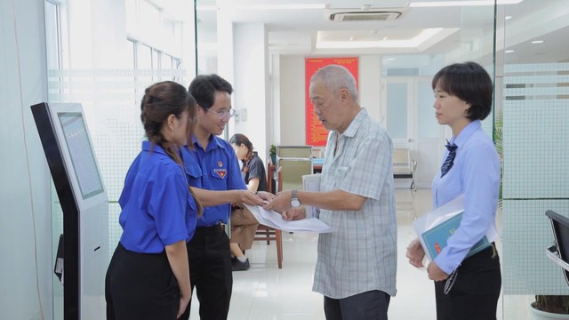 Thủ tục hành chính: Đơn giản hóa để nâng đỡ người yếu thế - Ảnh 1.