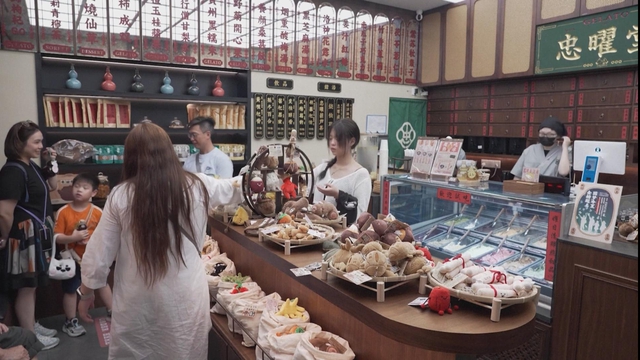 Thượng Hải "hạ nhiệt" bằng kem thuốc Bắc độc lạ - Ảnh 2.