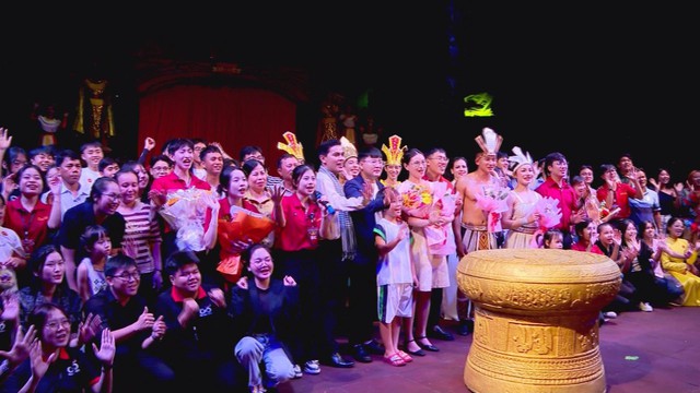 “Chạm Xiếc Việt” – Khi người trẻ thắp lại ánh đèn sân khấu truyền thống - Ảnh 3.