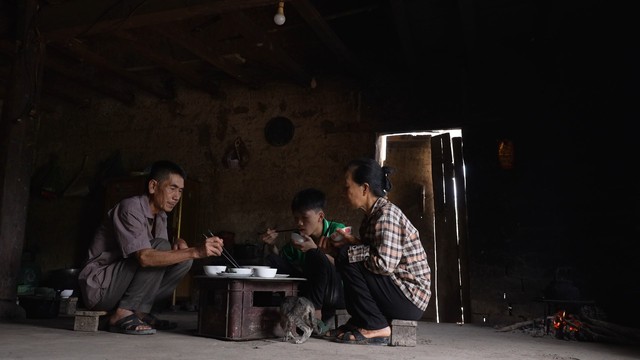 Cậu bé có cha bị tâm thần, mẹ bỏ đi khi em chưa hai tuổi - Ảnh 2.