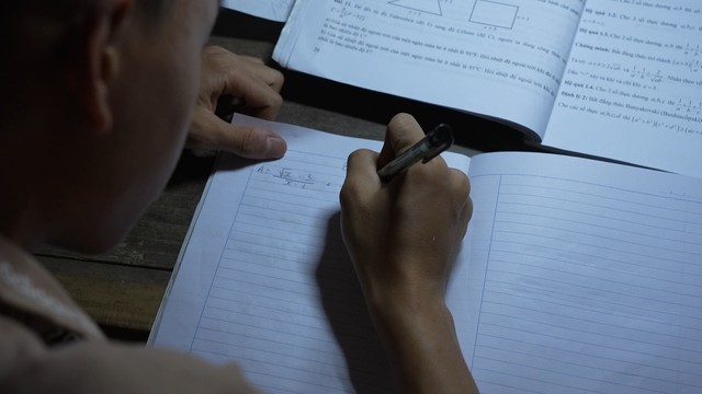 Cậu bé có cha bị tâm thần, mẹ bỏ đi khi em chưa hai tuổi - Ảnh 4.