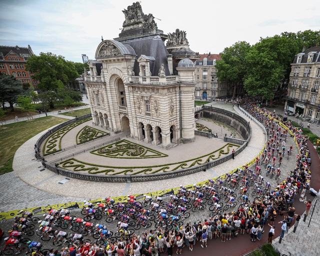 Jasper Philipsen thắng chặng mở màn Giải đua xe đạp Tour de France 2025 - Ảnh 2.