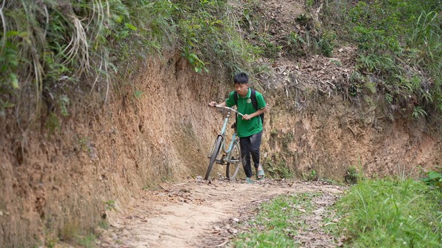 Cậu bé có cha bị tâm thần, mẹ bỏ đi khi em chưa hai tuổi - Ảnh 5.
