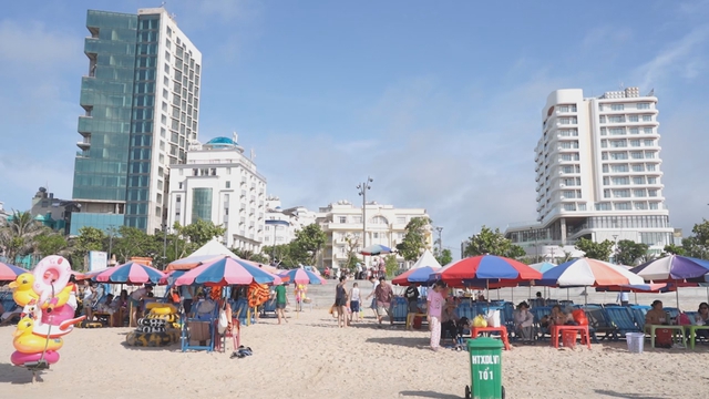 Biển Vũng Tàu vào cao điểm hút khách mùa hè- Ảnh 1. Biển Vũng Tàu vào cao điểm hút khách mùa hè- Ảnh 1.