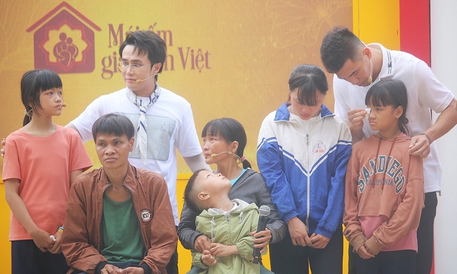 Nguyễn Tiến Linh lần đầu xuất hiện tại "Mái ấm gia đình Việt"- Ảnh 2. Nguyễn Tiến Linh lần đầu xuất hiện tại "Mái ấm gia đình Việt"- Ảnh 2.