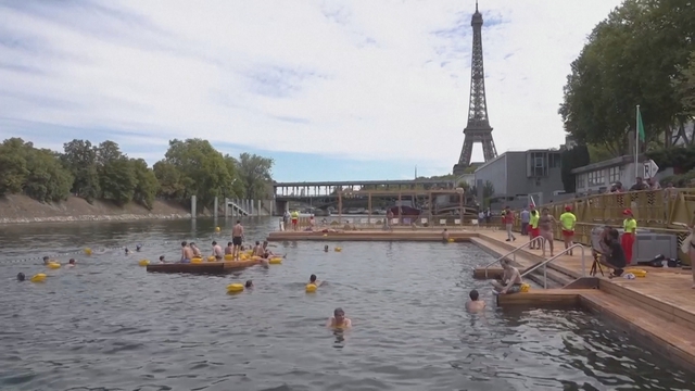 Paris hồi sinh hoạt động bơi lội trên sông Seine sau hơn một thế kỷ cấm đoán- Ảnh 1. Paris hồi sinh hoạt động bơi lội trên sông Seine sau hơn một thế kỷ cấm đoán- Ảnh 1.