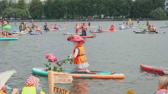 Lễ hội hóa trang chèo SUP đầy sáng tạo ở Nga - Ảnh 2.