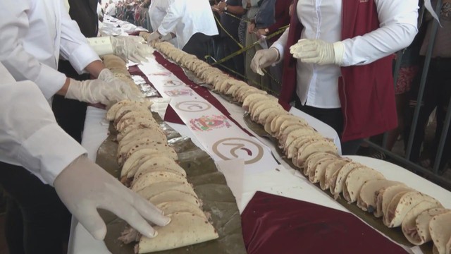 Mexico xác lập kỷ lục hàng bánh taco barbacoa dài nhất thế giới - Ảnh 1.