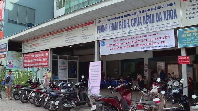Khám bệnh, cấp thuốc miễn phí tri ân người có công tại TP.HCM - Ảnh 1.