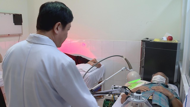 Khám bệnh, cấp thuốc miễn phí tri ân người có công tại TP.HCM - Ảnh 2.