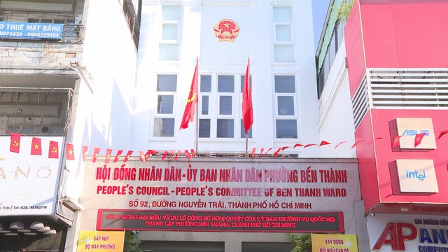 Phường Bến Thành tổ chức lễ chào cờ đầu tiên sau sáp nhập - Ảnh 1.