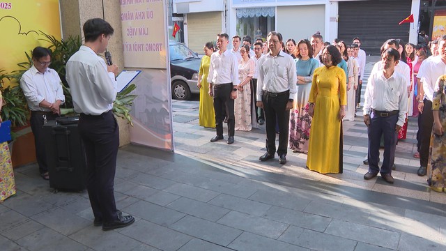 Phường Bến Thành tổ chức lễ chào cờ đầu tiên sau sáp nhập - Ảnh 2.